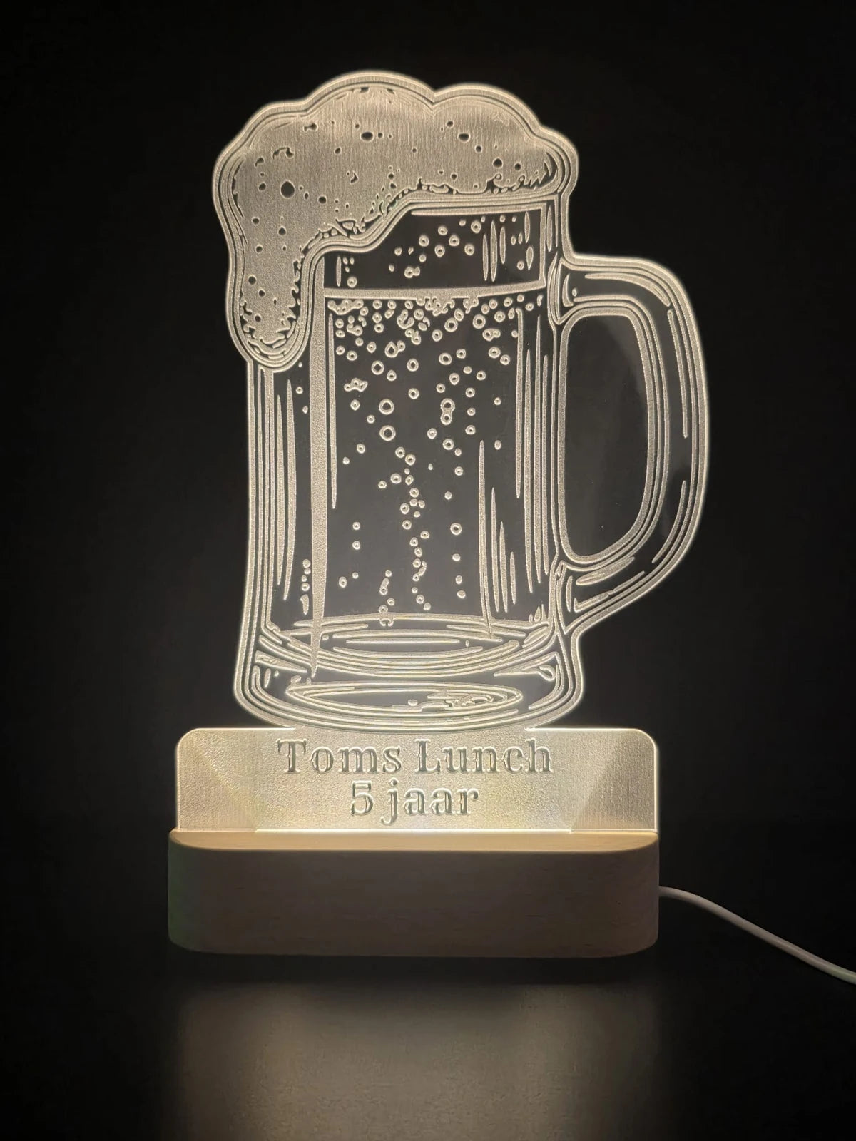 Voorbeeld van gepersonaliseerde LED-bierpul met gegraveerde tekst