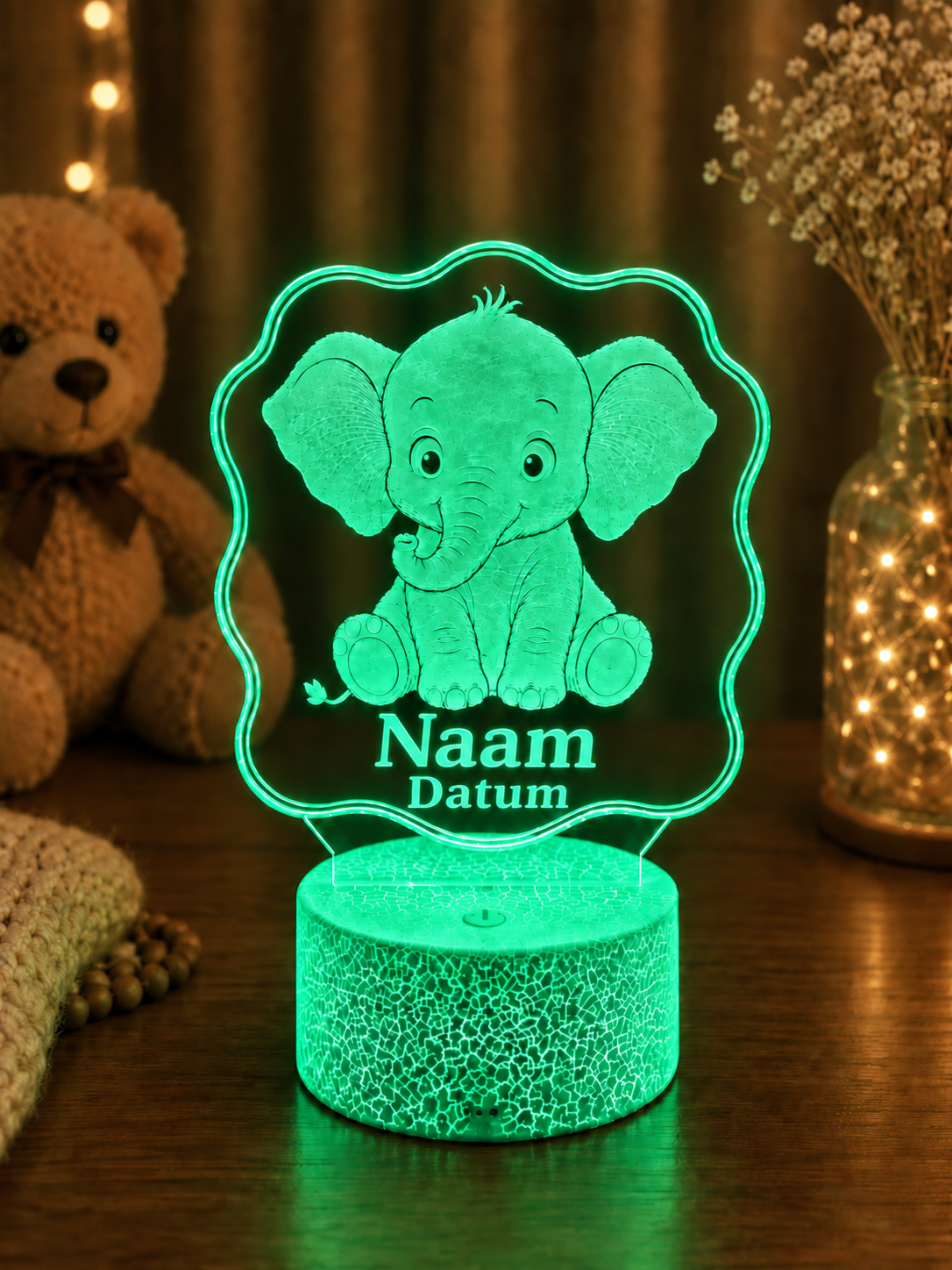 Gepersonaliseerde LED olifantenlamp met naam en datum in groen op Cracked Ice voet