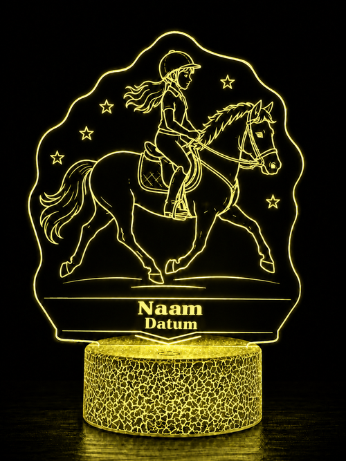 Gepersonaliseerde LED paardenlamp met naam en datum in geel op Cracked Ice voet