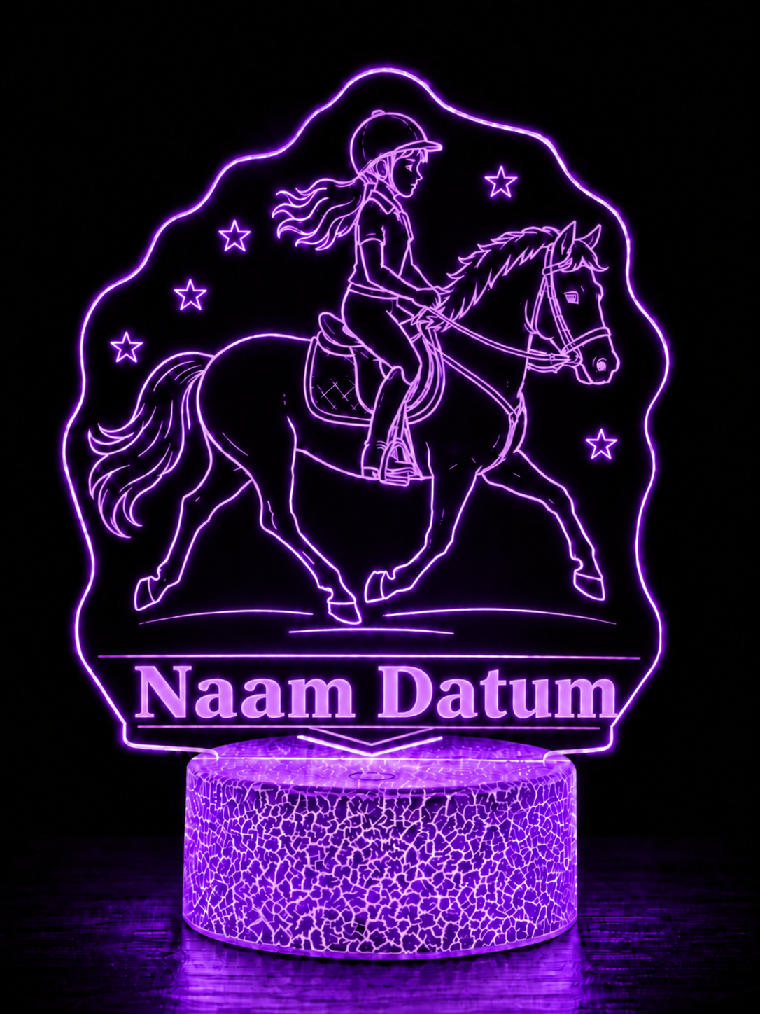 Gepersonaliseerde LED paardenlamp met naam en datum in paars op Cracked Ice voet