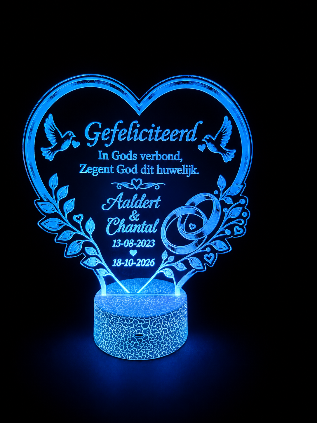 Blauwe LED huwelijkslamp Aaldert en Chantal op zwarte achtergrond